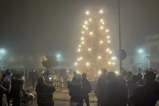 Decenas de vecinos acuden al encendido del árbol de Navidad en Villoruela.