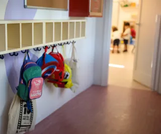 Fotografía de mochilas fuera de un aula | EP