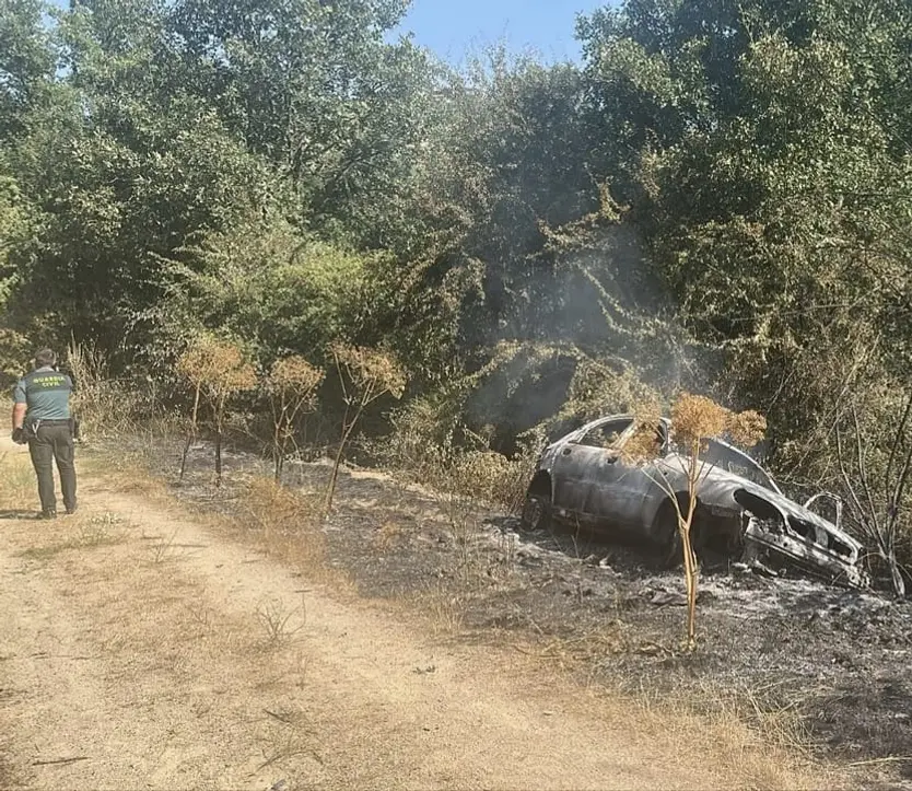 El vehículo del accidente calcinado junto a la pista forestal entre Miranda del Castañar y Villanueva del Conde | Guardia Civil de Salamanca