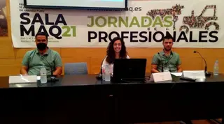 Sara Parreño junto a los dos ganaderos