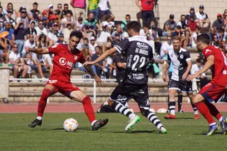 De Miguel, en una acción ante el Linares | FOTO SALAMANCA24HORAS.COM