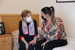 Nieves y Alejandra, juntas por primera vez en la residencia desde el inicio de la pandemia. Foto: SALAMANCA24HORAS.