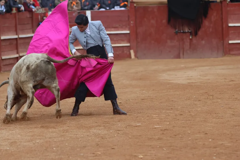 Yeferson Vanegas con el segundo novillo de la tarde en la novillada sin picadores del bolsín taurino en Ciudad Rodrigo