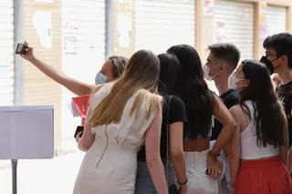 Varios adolescentes se hacen un selfie. EP