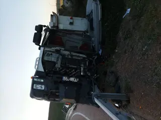 Una persona resulta herida al volcar un camión de basura en Villamayor.