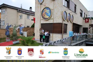 Familia de José Adrián, ganador del primer premio ‘Decoración e iluminación navideña’ en Villamayor | Andrea Mateos