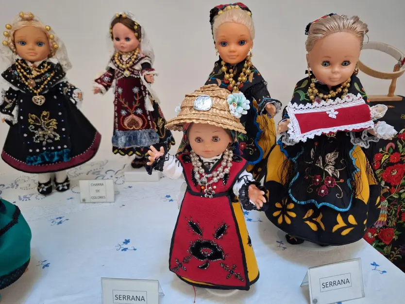 Exposición muñecas charras elaboradas a mano por M Carmen Vicente en Santa Marta (20)