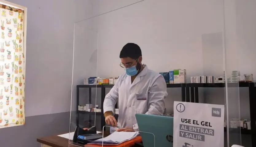 El farmacéutico Miguel de Pando en el Botiquín de Alamedilla