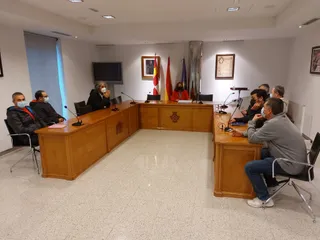 Un momento de la reunión de la alcaldesa de Peñaranda con los pintores de la localidad