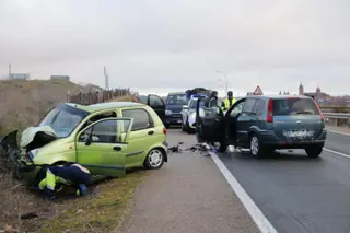 Accidente frontal entre dos turismos en Aldeatejada (1)