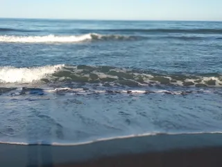 Imagen de la orilla del mar en una playa.