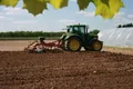 Tractor trabajando en el campo