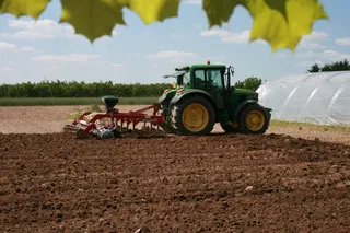 Tractor trabajando en el campo 
