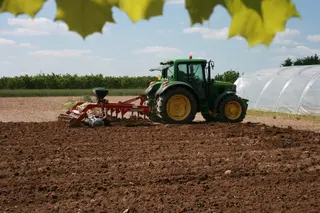 Tractor trabajando en el campo