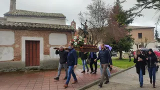 Un momento de la procesión en honor a San Jorge en Santiago de la Puebla.