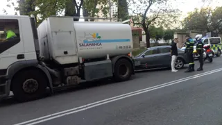 Un joven ebrio colisiona contra un vehículo de la limpieza en la avenida de Villamayor