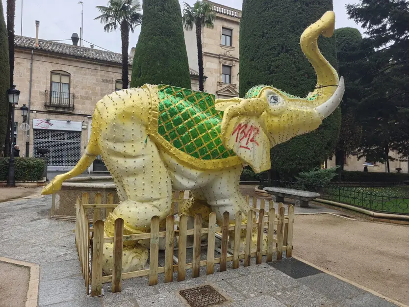 Elefante vandalizado en la plaza de la Libertad