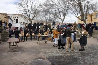 Bailando la Jota durante la matanza típica de Guijuelo | Fotos: Andrea M