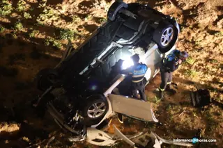 VÍDEO | El milagro de San Vicente: ?Un turismo cae a la ribera del río desde gran altura junto al nuevo hospital y la conductora sufre heridas leves