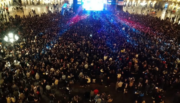 Los jóvenes siguen llegando a la Plaza Mayor para celebrar el Fin de Año Universitario