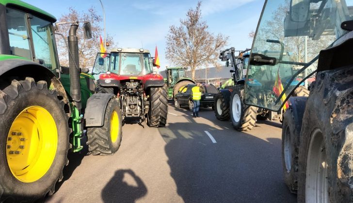 Tractores cortando el acceso al Polígono de Los Villares (2)