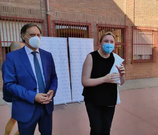 El alcalde de Salamanca, Carlos García Carbayo, y la consejera de Familia, Isabel Blanco, en el colegio salmantino Rufino Blanco (1)