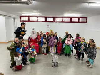 GALERÍA | Los Reyes Magos visitan el Centro Municipal Luis Vives en el barrio de la Prosperidad