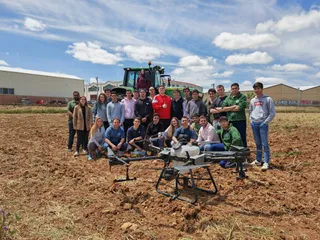 Estudiantes de Ingeniería Agrícola aprenden a utilizar un tractor de última generación y un dron agrícola