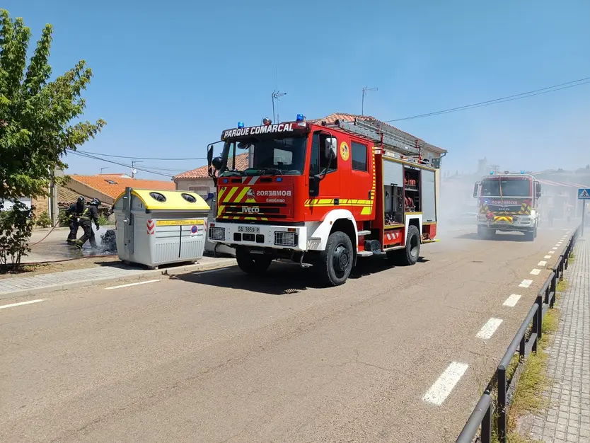 Arde un vehículo en el centro de Ledesma (4)