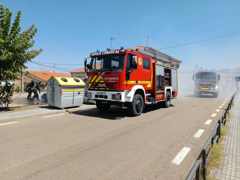 Arde un vehículo en el centro de Ledesma (4)