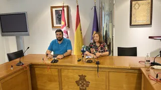 El concejal de Obras, Antonio Poveda, y la alcaldesa, Carmen Ávila de Manueles, durante la rueda de prensa
