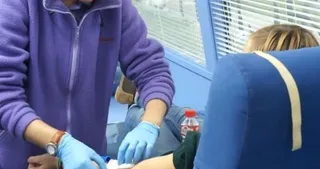 Lanzados a superar el récord de donantes de sangre