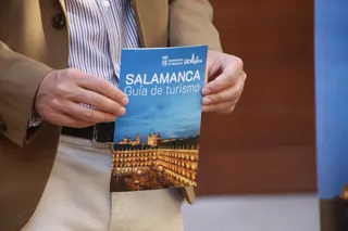 El concejal de Turismo, Ángel Fernández, presenta la nueva guía de recepción de recursos turísticos de la ciudad de Salamanca