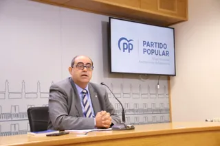 El portavoz del Grupo Municipal Popular, Fernando Rodríguez en rueda de prensa