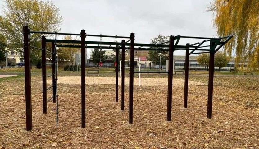 La concejala de Parques y Jardines, Miryam Rodríguez presenta la zona de calistenia y vóleyplaya en el Parque de los Jesuitas. Foto S24H (3)