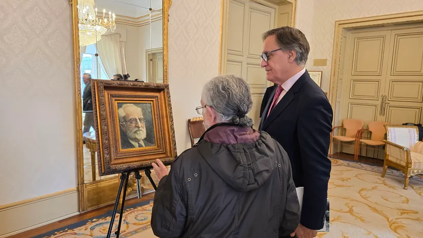 El alcalde de Salamanca, Carlos García Carbayo, recibe la donación de un cuadro de Miguel de Unamuno, obra de Jerónimo Prieto