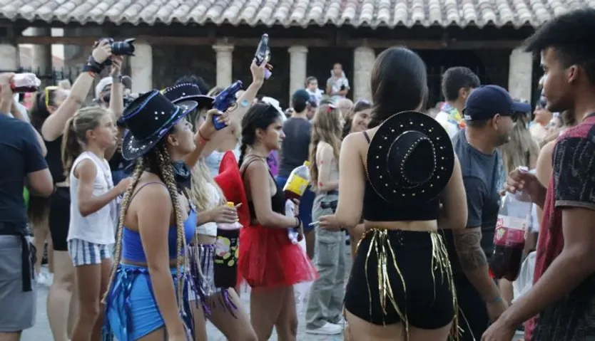 Chupinazo inicio de fiestas, desfile de peñas con batukada