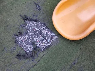 Quejas por el estado del suelo del parque infantil de la plaza de Julián Sánchez El Charro