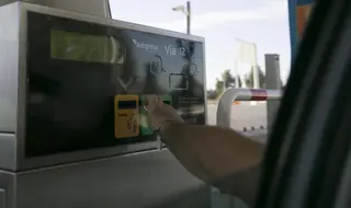 Imagen del pago de un peaje