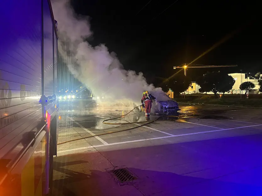 Un vehículo queda calcinado tras un incendio en la calle Newton