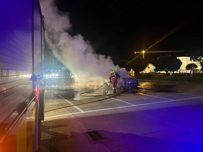 Un vehículo queda calcinado tras un incendio en la calle Newton