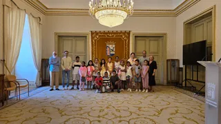 La concejala de Familia e Igualdad de Oportunidades, Miryam Rodríguez, recibe a las familias participantes en el programa ‘Vacaciones en Paz’ de la Asociación de Amigos del Pueblo Saharaui de Salamanca