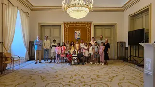 La concejala de Familia e Igualdad de Oportunidades, Miryam Rodríguez, recibe a las familias participantes en el programa ‘Vacaciones en Paz’ de la Asociación de Amigos del Pueblo Saharaui de Salamanca