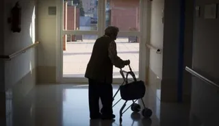 Una señora en una residencia.