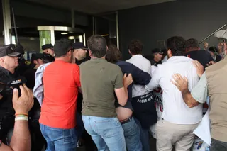 Protestas de los ganaderos frente a la Delegación Territorial de la Junta de Castilla en León en Salamanca. Foto Carlos H.G
