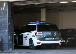 Coche de la Guardia Civil, agentes. Foto de archivo