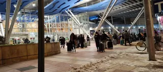 Viajeros, en la estación de trenes Vialia de Salamanca
