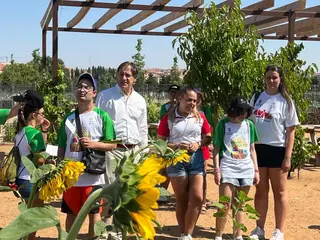 El alcalde de Salamanca, Carlos García Carbayo, en su visita a la semicolonia urbana de Aviva. FOTO S24H (10)