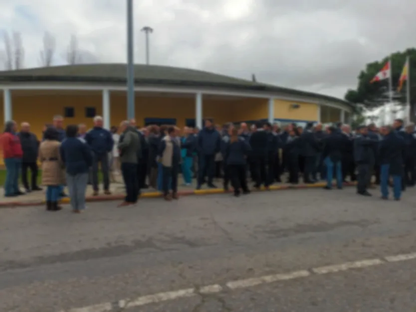 Minuto de silencio ante las puertas de la cárcel de Topas por la funcionaria asesinada en una prisión catalana
