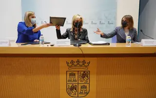 Las consejeras de Sanidad, Verónica Casado; de Familia e Igualdad de Oportunidades, Isabel Blanco; y de Educación, Rocío Lucas. ICAL